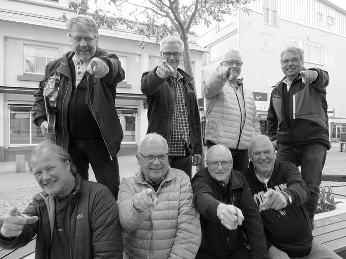We want you! Önskar välkommen till Badhusparken den 13 juli gör i övre raden från vänster: Lasse Fredrikson (Tellus), Jonny Boman (PUX), Peter Williams (Memories), Kjell-Erik Östergård (Faction) och i nedre raden från vänster Sture Lund (Columbus), Rune Eriksson (Columbus), Bengt Roberts (PUX) och Leif-Anders Mattsson (Faction).