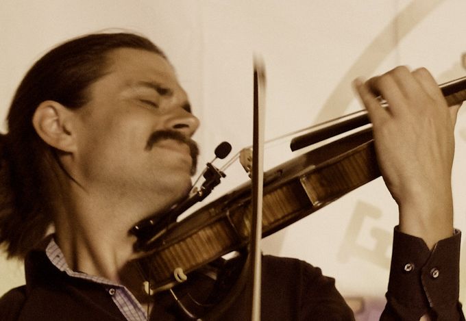 Violinisten och föglösonen Andreas Nyberg uppträder under lördagen med Whatclub & Antti Sarpila och vid söndagens jazzbrunch tillsammans med Kecke Mörn Trio.
